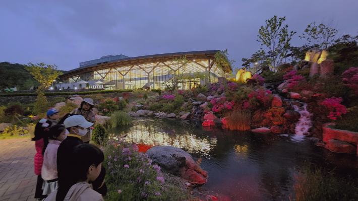 눈을 감고 소리로 수목원을 느끼고 있다. 