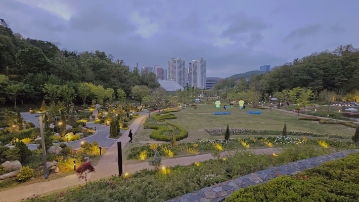 불빛이 밝혀진 영흥수목원 '밤빛정원'