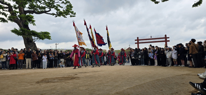 2025 장용영수위의식 개막을 위해 신풍루에 입장하고 있는 '장용영 군사들'