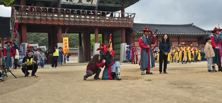 조총시범체험에 행운을 얻은 관광객