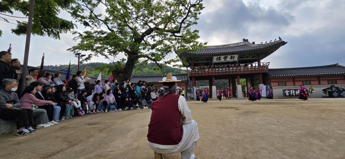 장용영 군사들이 2차 순라를 떠난 신풍루에서 펼쳐진 '전통무용공연'