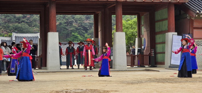 어린이들이 선보인 전통무용공연에 관람객들의 박수가 이어졌다.