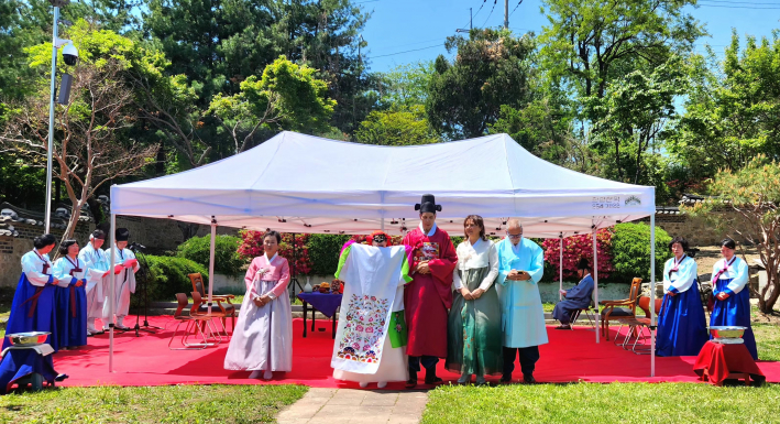 오월의 신록이 짙어가는 날 수원향교 명룬당앞 뜰에서 전통혼례식이 있었다.