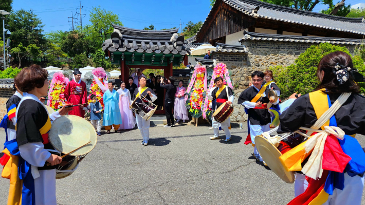 수원향교 명륜당 앞마당에서 풍물패 '쿵따쿵'의 흥겨운 장단이 전통혼례의 서막을 알렸다.