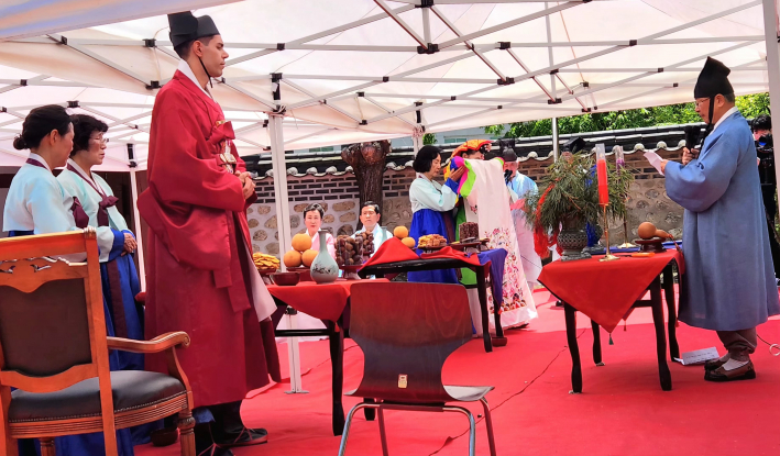 혼례 주례를 맡은 송준섭 전교가 신랑신부에게 당부의 말을 전하고 있다.