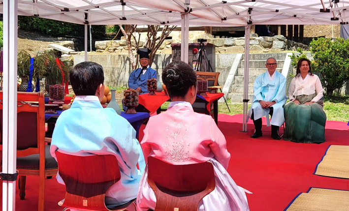 혼례는 전통 형식에 따라 엄숙하고도 따뜻하게 진행됐다.