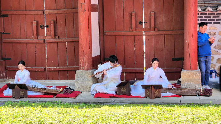 혼례가 진행되는 동안 수원국악협회에서 연주했다.