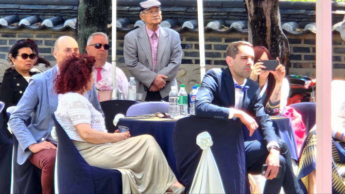 외국에서 온 손님들이 한국의 전통문화를 체험하고 있는 모습이다.