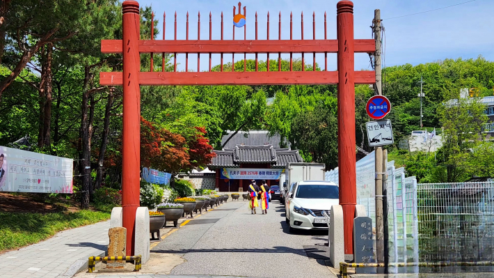 수원향교는 경기 수원시 팔달구 향교로 107-9 위치해 있다.