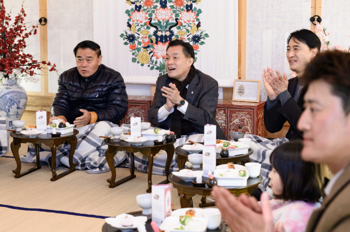 이재준 시장과 이재식 의장이 달빛화담, 花談 프로그램에 참여하고 있다. 