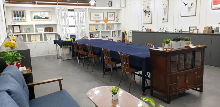 수원시 권선구 금곡로 205 해피라움 4층에 위치한 '캘리아트 율정' 공방을 운영하고 있다. 