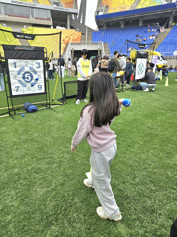 스포츠 체험 중인 어린이