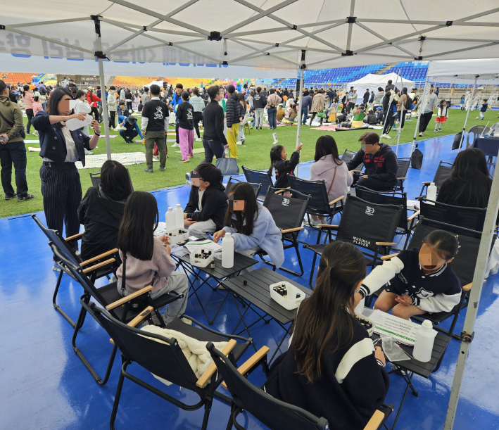 향수만들기 체험 중인 어린이들