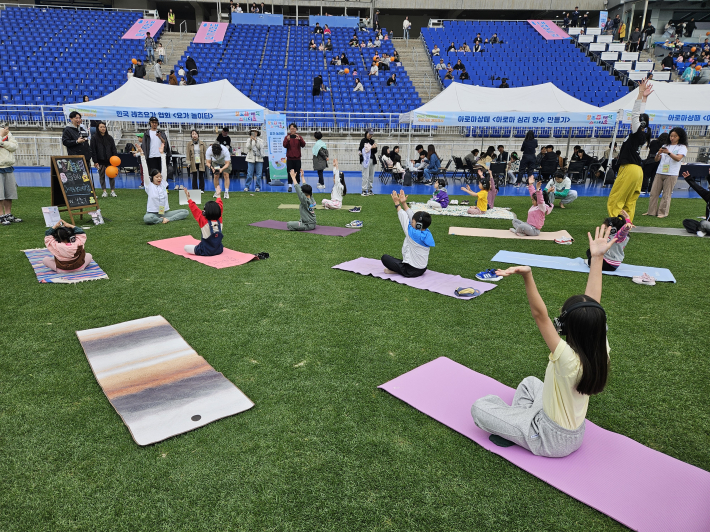잔디밭에서 요가 중인 어린이들