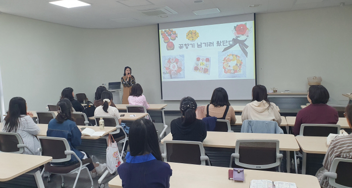 꽃향기떡내음 한정선 대표가 '1년 차 소상공인이 되기까지의 이야기'를 설명 중이다