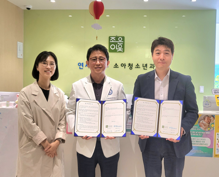 (오른쪽부터) 협약식에 참여한 경기도거점아동보호전문기관 문상록 관장, 조은이웃연세아주소아청소년과 의원 배기수 원장, 경기도거점아동보호전문기관 손혜영 국장. 