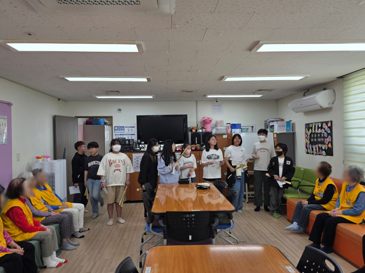 어버이 은혜를 함께 부르며 세대 간 따뜻한 소통의 시간