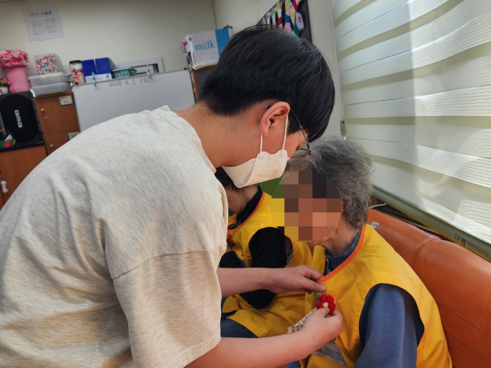 마음을 담아 카네이션 달아 드리기