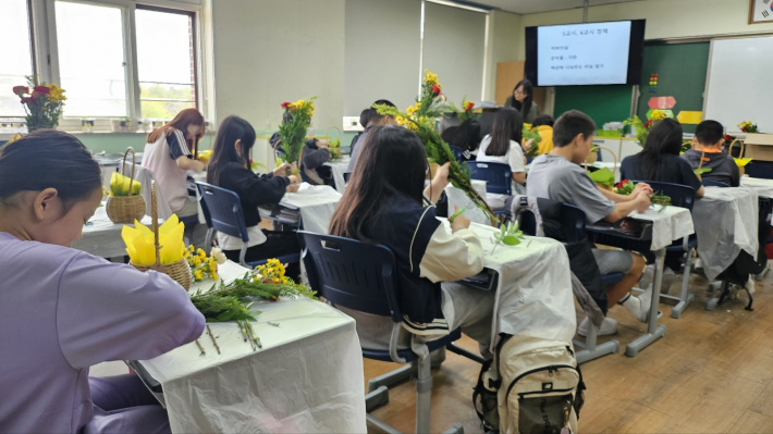 꽃바구니를 만드는 모습