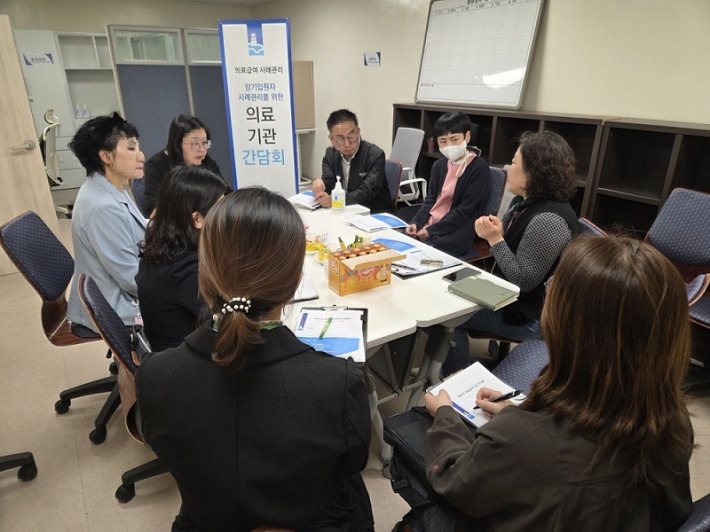 수원힐요양병원에서 관계자 간담회를 진행하고 있다.