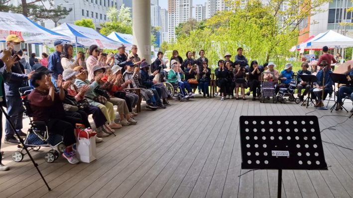 어쿠스틱 밴드 '낭만 스케치'가 연주를 하고 있다