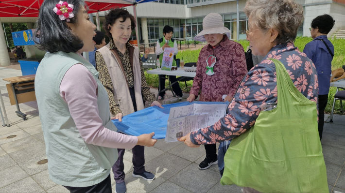 즐거운 놀이를 하고 있다.
