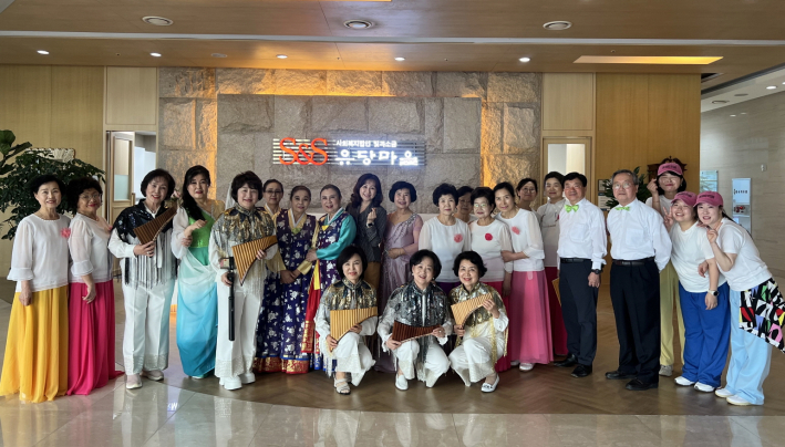 사랑음악회 무대 공연에 참여한 단체사진