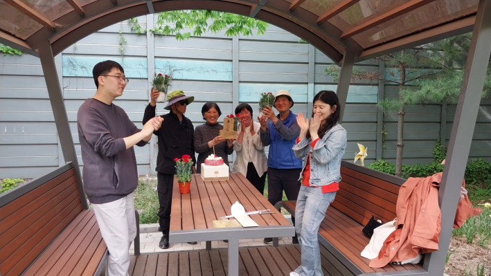 카네이션 화분을 전달하는 모습