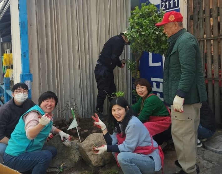 율천동지킴이 봉사단 손바닥 정원 조성하는 단원들(출처: 봉사단 제공)