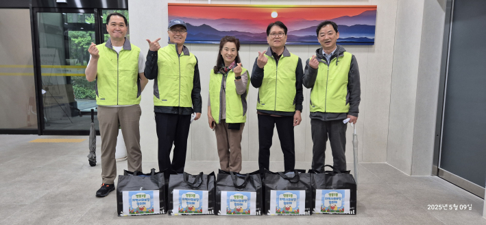 영통3동 지역사회보장협의체가 중장년 1인 가구를 위한 생필품꾸러미를 전달했다. 