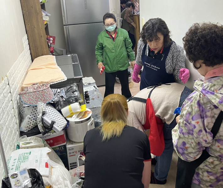 봉사자들이 청소하고 있다