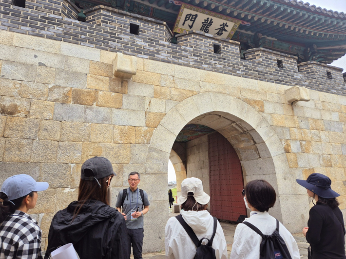 창룡문 옹성 안쪽에서