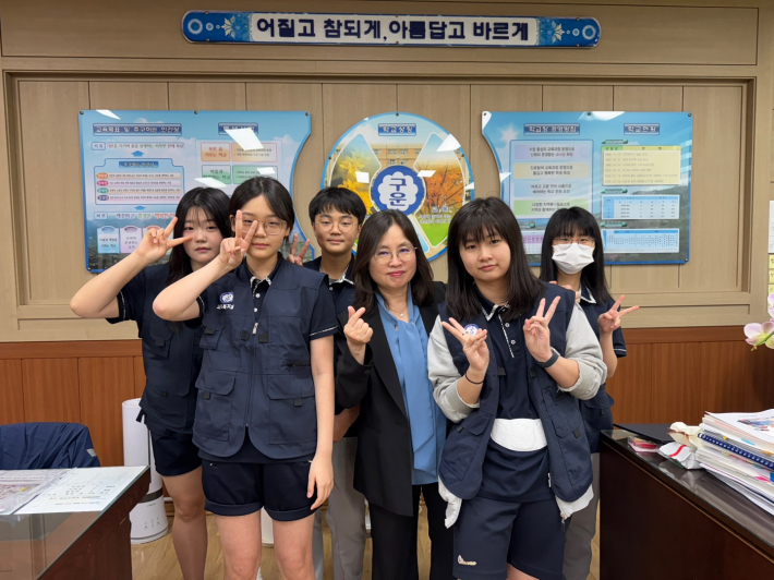 교장선생님과 서포터즈 학생들