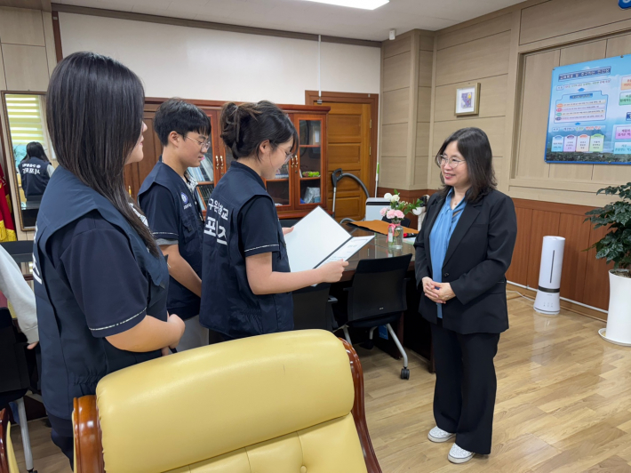 감사 상장을 전달하는 학생들