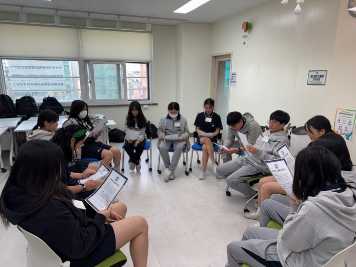 교육을 받고 있는 서포터즈 학생 단체사진