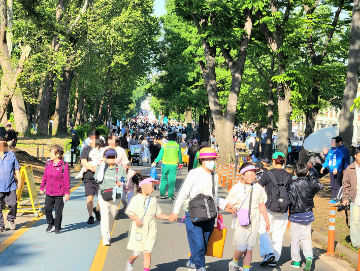 18일 시민들이 숲속의 파티가 열리는 경기상상캠퍼스를 찾아 즐기고 있다.