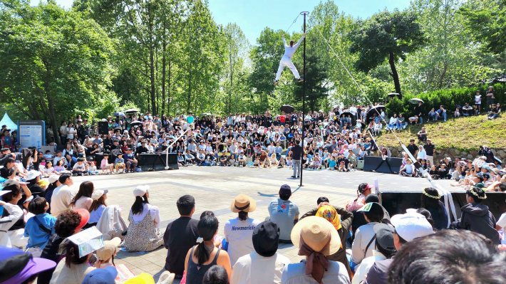 수많은 시민들이 2미터 안에서 서커스를 즐기고 있다.