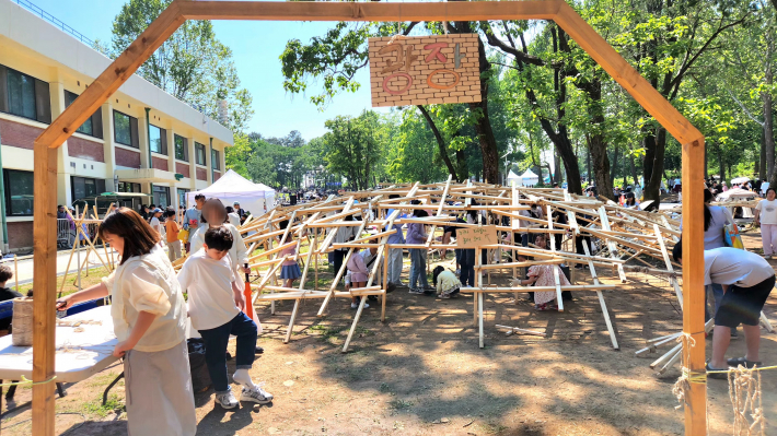 가족단위로 온 시민들이 '비버마을' 나무타는 목수들 관객참여형 체험을 하고 있다.