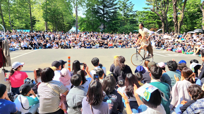 '우리가 하나되는 시간(이탈리아)' 서커스를 보기위해 수많은 시민들이 한자리에 모여 호흡을 맞췄다.