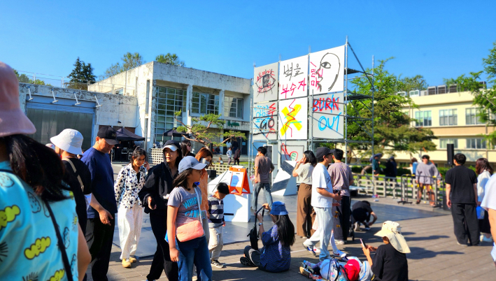 아이모멘트의 '벽' 거리극을 즐긴 시민들