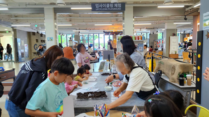 업사이클링 체험장에서는 평일과 달리 이날 많은 어린이들이 체험을 하고 있다. (체험비 5천원)