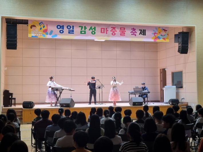 국악기 반주로 재해석된 무대