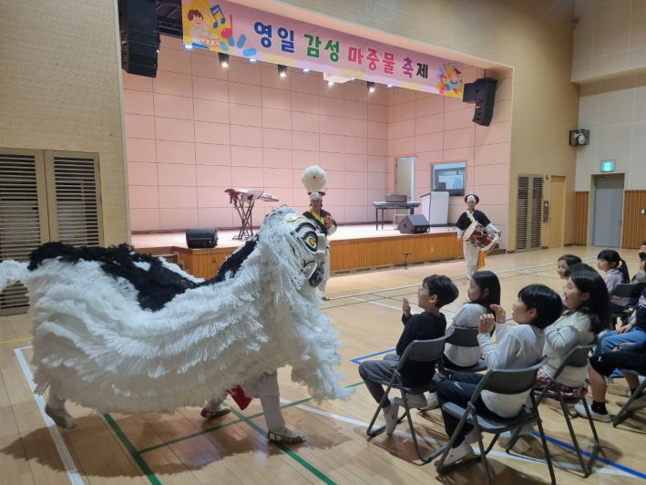 마당놀이 형식으로 이루어진 공연을 즐기는 모습