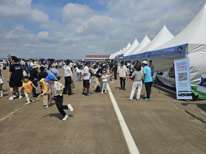사진)수원시가 '공군 스페이스 챌린지 2025 in 수원'에서 홍보존을 운영하고 있다.    