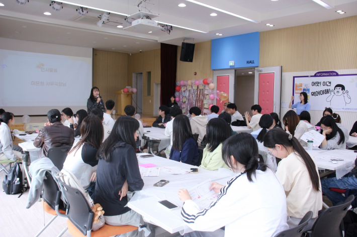 사진)수원시 글로벌청소년드림센터가 성년의 날 기념행사를 열고 있다.