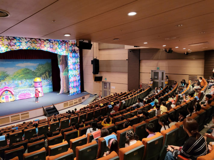 사진)감염병 예방 손씻기 교육 인형극을 상연하고 있다.    