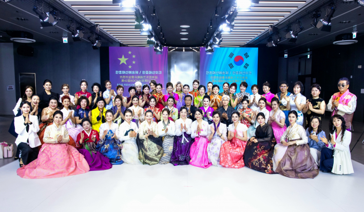 한중패션예술제에 참석한 모델단이 단체촬영을 하고 있다.