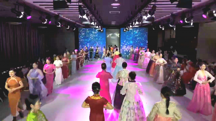 칭다오 모델단과 경기수원시니어 모델단이 치파오와 한복을 입고 패션쇼를 즐기고 있다.