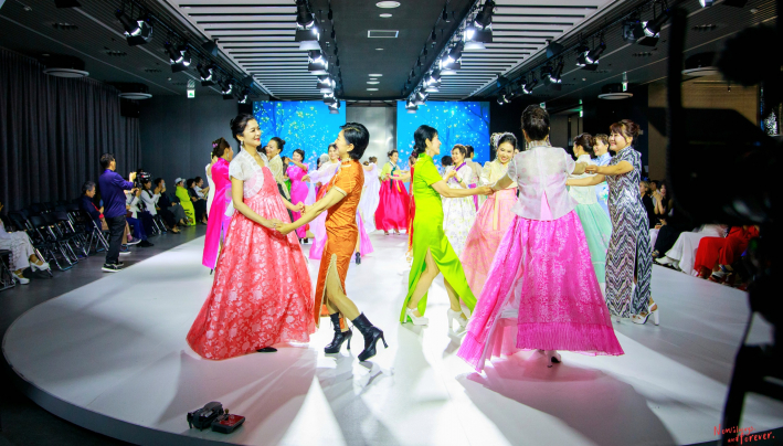 칭다오 모델단과 경기수원시니어 모델단이 치파오와 한복을 입고 교류의 시간을 보냈다.