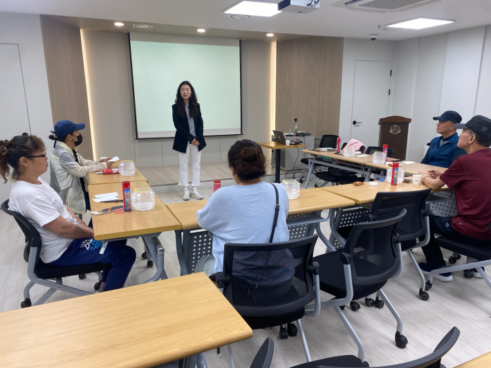 신영숙 화서1동장이 인사를 하고 있다.